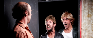 trois comédiens, dont deux portant une perruque blonde, font des grimaces.