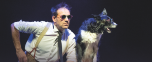 Le comédien et son chien posant avec des lunettes de soleil